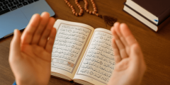 فتاة مسلمة تذاكر بهدوء في غرفة مضيئة، تعبّر عن التركيز والطمأنينة – أفضل دعاء للمذاكرة وعدم النسيان